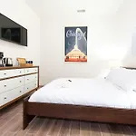 Studio On W Fullerton Avenue Apt E