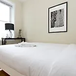 Two-Bedroom On N Southport Ave Apt 2
