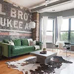 Contemporary Wicker Park Suites By Sonder