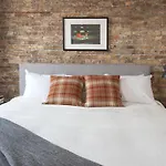 Contemporary Wicker Park Suites By Sonder