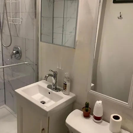Hollywood Llc Homestay Chicago