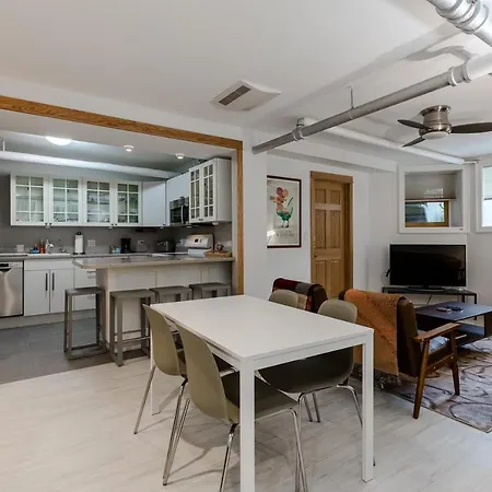 Quiet Oasis Only Minutes From Downtown - Friendly Neighborhood! Apts Apartment Chicago