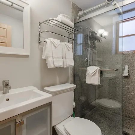 Apartment Quiet Oasis Only Minutes From Downtown - Friendly Neighborhood! Apts Chicago
