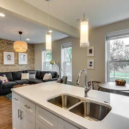 Vibrant & Stylish 4 Bed Condo Near Humboldt Park Apartment *