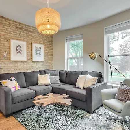 Vibrant & Stylish 4 Bed Condo Near Humboldt Park * Chicago