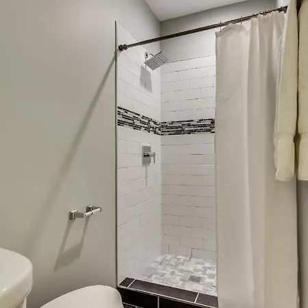 Vibrant & Stylish 4 Bed Condo Near Humboldt Park