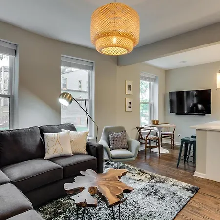Vibrant & Stylish 4 Bed Condo Near Humboldt Park