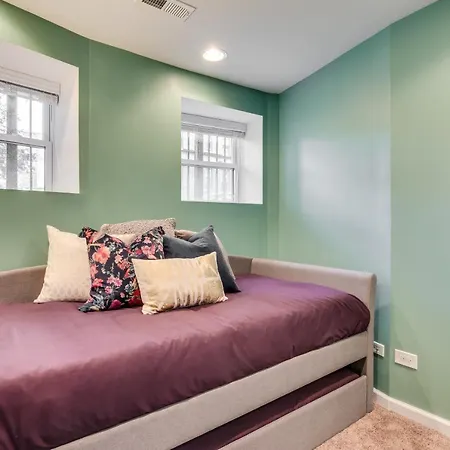 Vibrant & Stylish 4 Bed Condo Near Humboldt Park *
