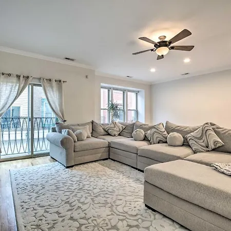 Stunning Townhome About 9 Mi To Downtown! Holiday home *