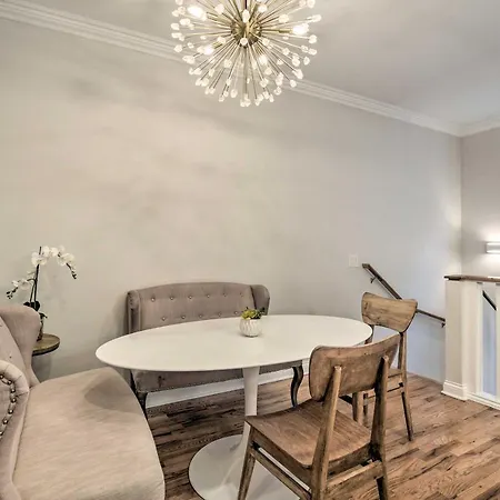 Stunning Townhome About 9 Mi To Downtown! Chicago