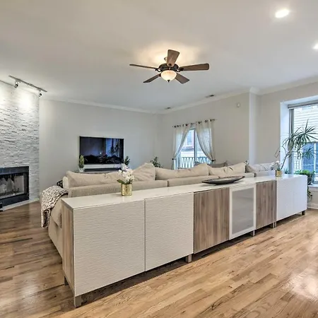 Stunning Townhome About 9 Mi To Downtown! Holiday home