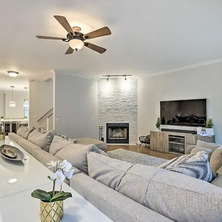 Stunning Townhome About 9 Mi To Downtown! Chicago
