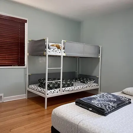 Lovely 2-bedrm With Free Parking On Premises Apartment *