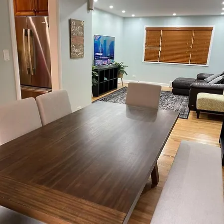 Lovely 2-bedrm With Free Parking On Premises Apartment Chicago