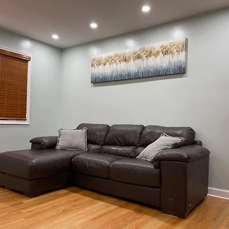 Apartment Lovely 2-bedrm With Free Parking On Premises *