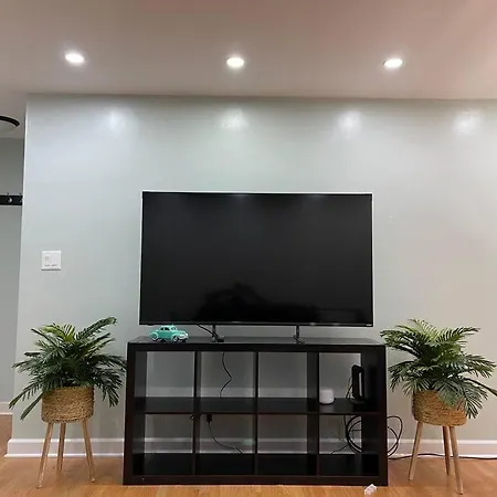 Lovely 2-bedrm With Free Parking On Premises Apartment