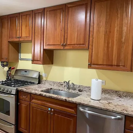 Lovely 2-bedrm With Free Parking On Premises Apartment *