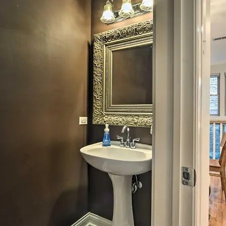 Stunning Townhome About 9 Mi To Downtown! * Chicago