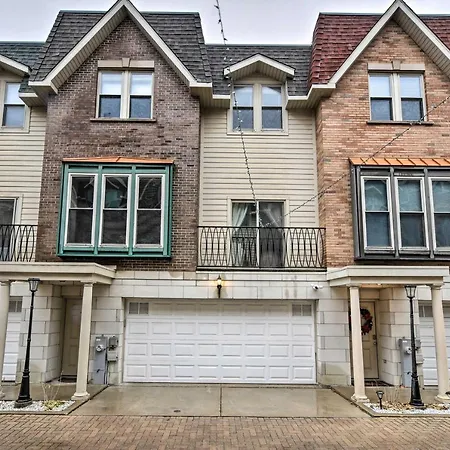 Stunning Townhome About 9 Mi To Downtown!