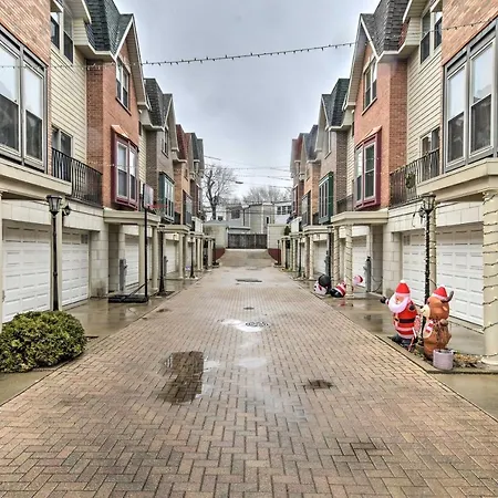 Stunning Townhome About 9 Mi To Downtown! Chicago