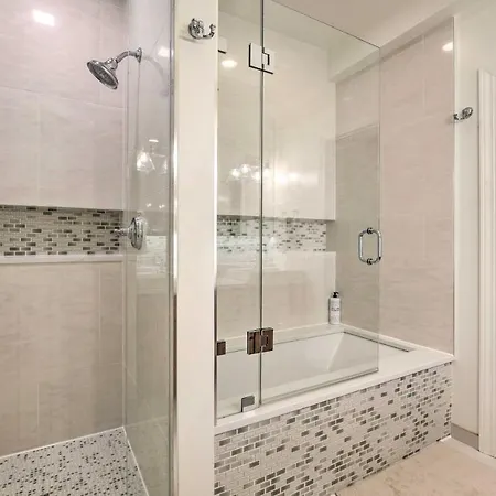 Stunning Townhome About 9 Mi To Downtown! *