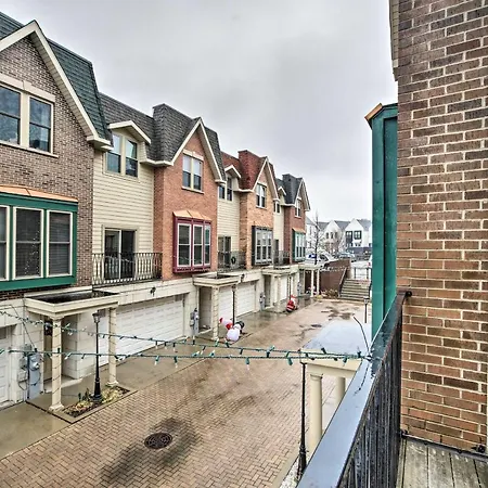 Stunning Townhome About 9 Mi To Downtown! *
