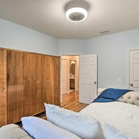 Stunning Townhome About 9 Mi To Downtown! Holiday home