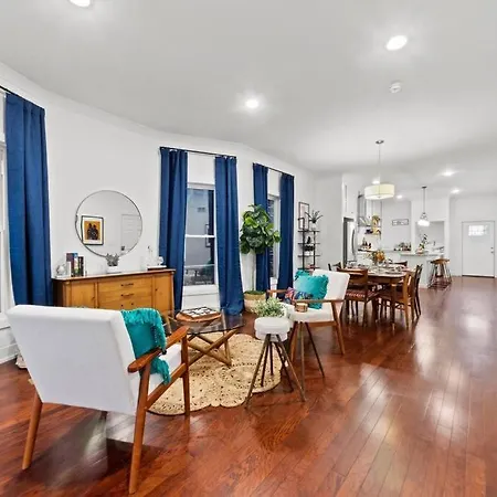 *big Blue* Eclectic 3bdrm/1bath Bronzeville Gem Apartment