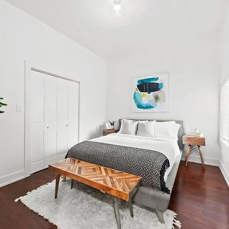 *big Blue* Eclectic 3bdrm/1bath Bronzeville Gem Apartment