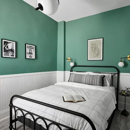 Apartment French Design-inspired West Loop With Private Balcony & Large Backyard *