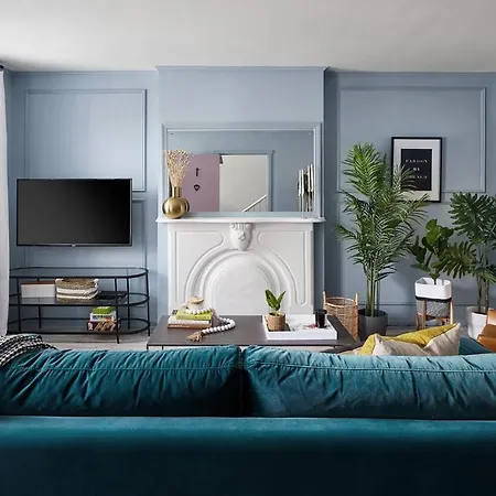 Apartment French Design-inspired West Loop With Private Balcony & Large Backyard