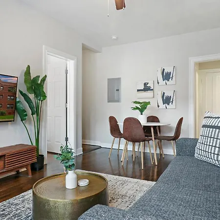 2br Lively & Chic Close To Shops - Touhy 3s