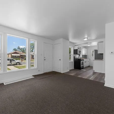 Holiday home Lovely Updated Raised Ranch With Suburban Feel *