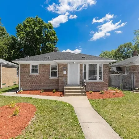 Lovely Updated Raised Ranch With Suburban Feel Holiday home Chicago
