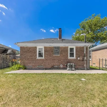 Holiday home Lovely Updated Raised Ranch With Suburban Feel *