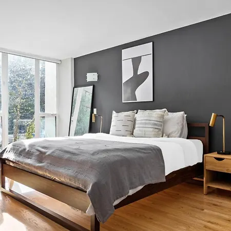 Gold Coast 2 Bedroom Nr Cta Oak St Beach Shopping Chi-174 Apartment