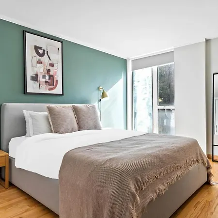 Gold Coast 2 Bedroom Nr Cta Oak St Beach Shopping Chi-174 Apartment