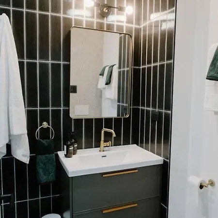 Holiday home Lincoln's Guesthouse-brand New & Amazing Location! *