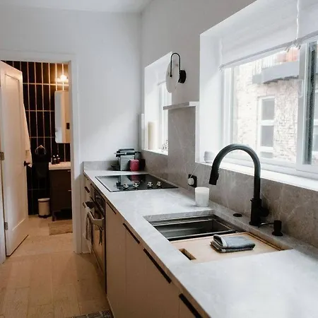 Lincoln's Guesthouse-brand New & Amazing Location! Holiday home