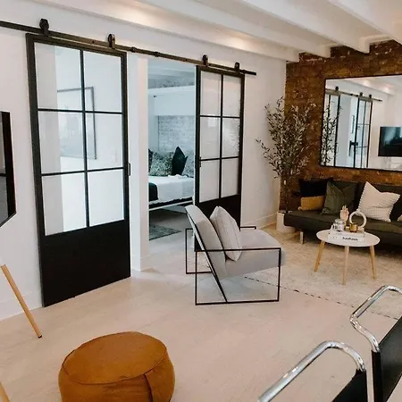 Lincoln's Guesthouse-brand New & Amazing Location!