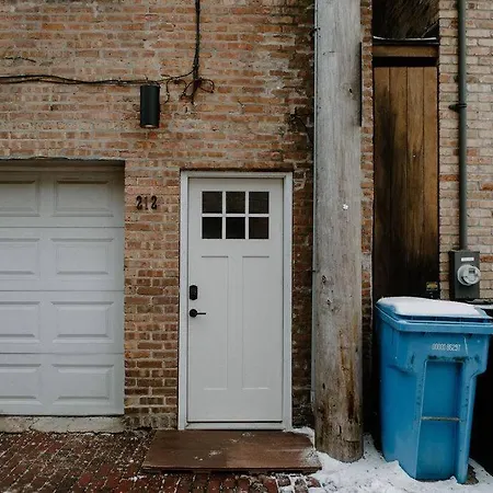 Lincoln's Guesthouse-brand New & Amazing Location! *