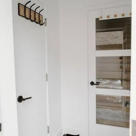 Lincoln's Guesthouse-brand New & Amazing Location! * Chicago