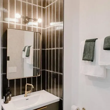 Lincoln's Guesthouse-brand New & Amazing Location! Holiday home Chicago