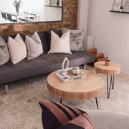 Lincoln's Guesthouse-brand New & Amazing Location!