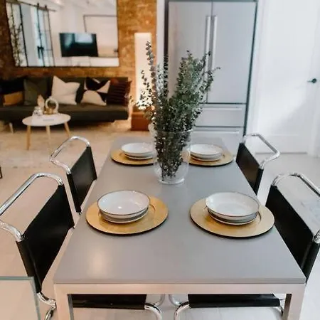 Lincoln's Guesthouse-brand New & Amazing Location! * Chicago