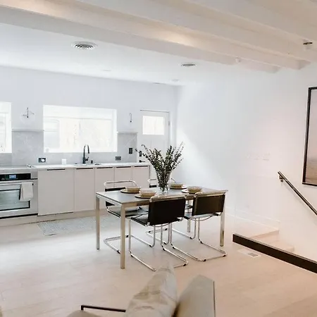 Lincoln's Guesthouse-brand New & Amazing Location! Chicago
