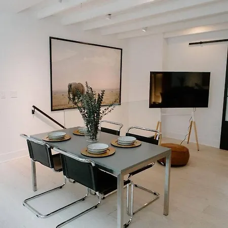 Lincoln's Guesthouse-brand New & Amazing Location! Chicago