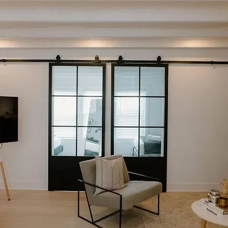 Lincoln's Guesthouse-brand New & Amazing Location! * Chicago