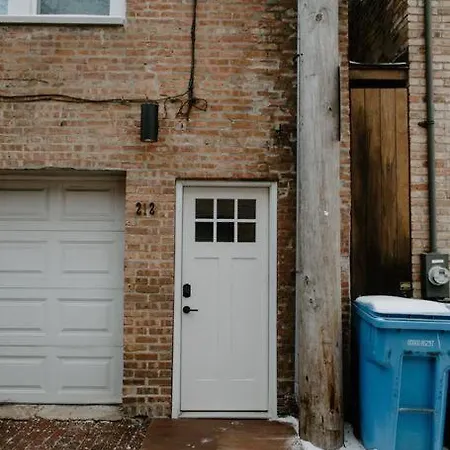 Lincoln's Guesthouse-brand New & Amazing Location! * Chicago