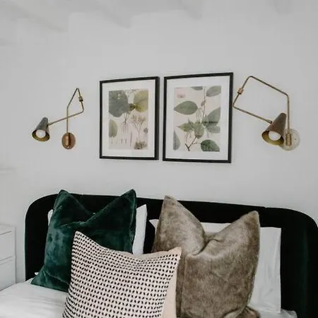 Lincoln's Guesthouse-brand New & Amazing Location! Holiday home